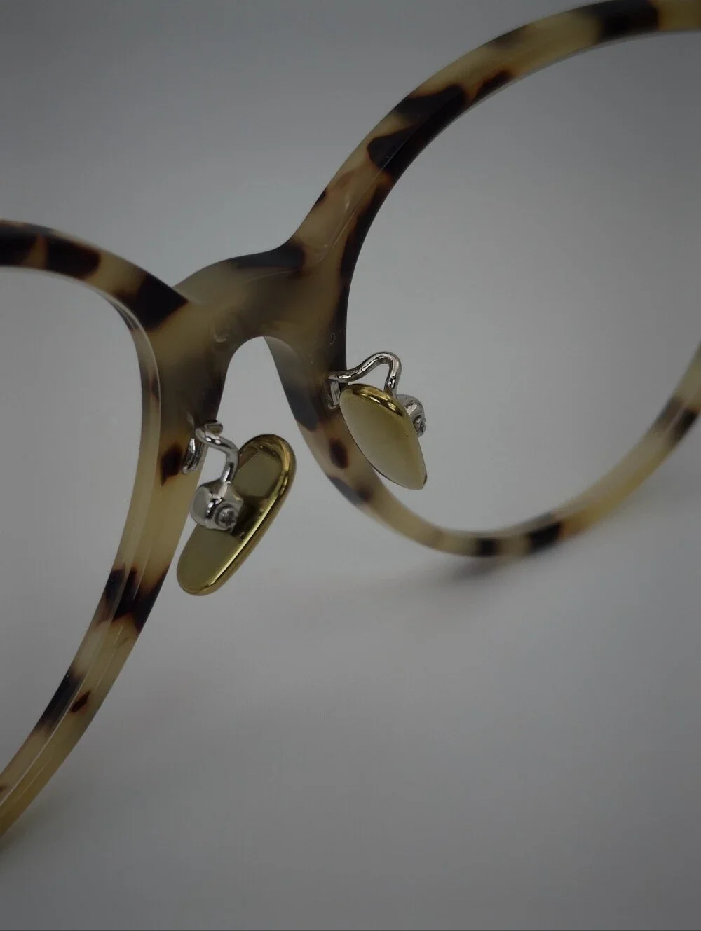 Lucia. Tortoiseshell Round Women’s Fashion. Gold Highlights Corners.
